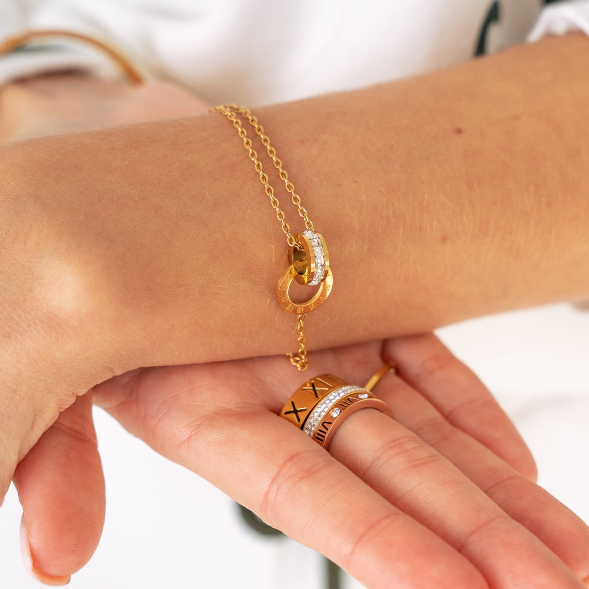 Latin Linked Rings Bracelet - Gold